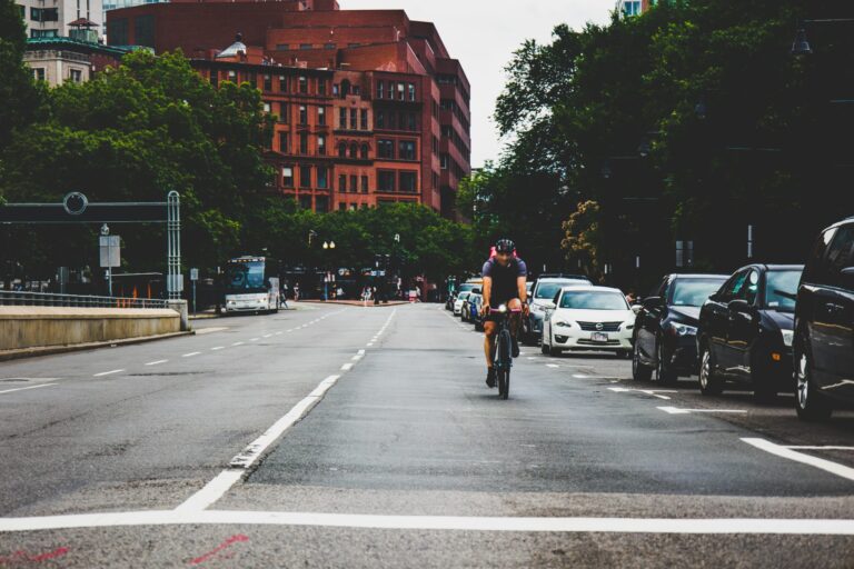 Keine Buckelpisten: Radwege und Gehsteig-Übergänge wie Straßenniveau
