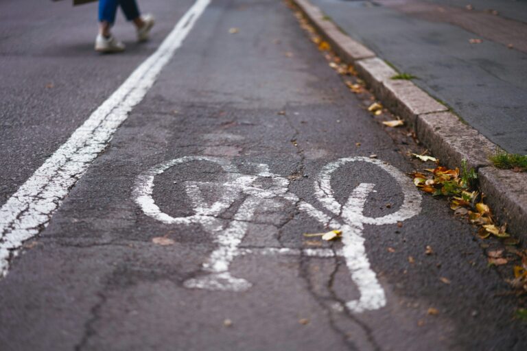 Fahrradwege müssen auf gleichem Niveau wie die Straße sein